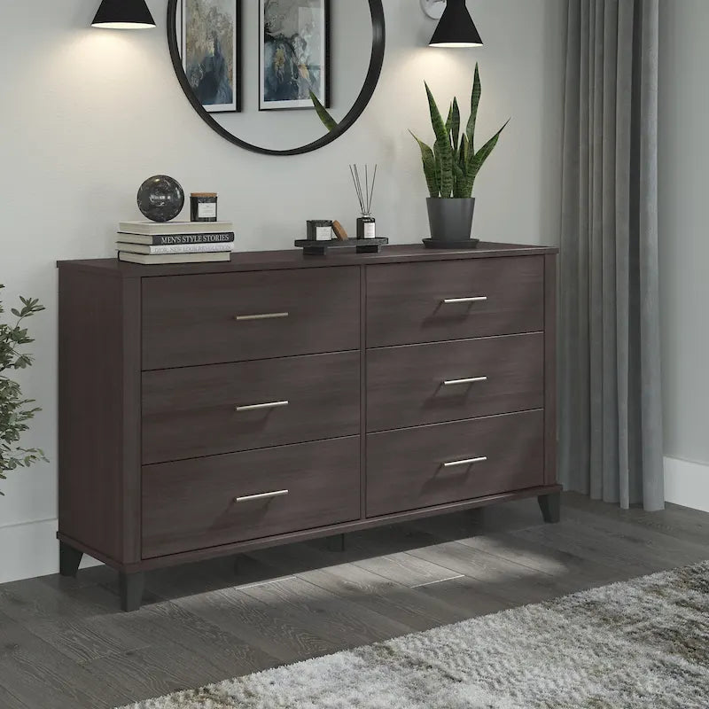 Commode grise texturée à grain de bois de style transitionnel