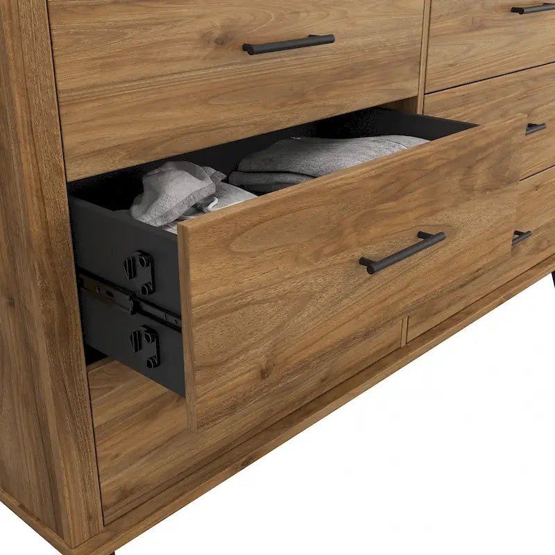 Commode grise texturée à grain de bois de style transitionnel