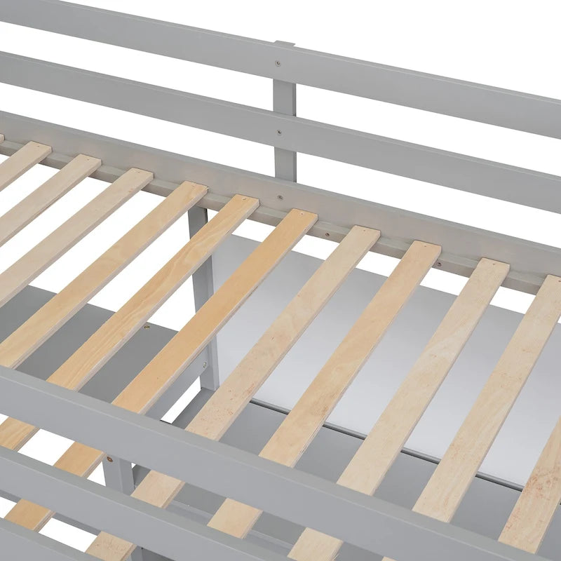 Lit mezzanine en bois avec étagères et bureau