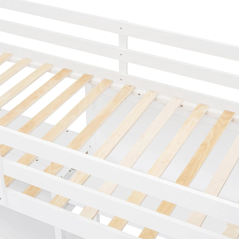 Lit mezzanine en bois avec étagères et bureau